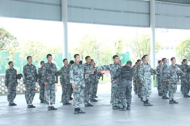 叛逆期孩子学校(叛逆期孩子厌学，学校能开除吗)